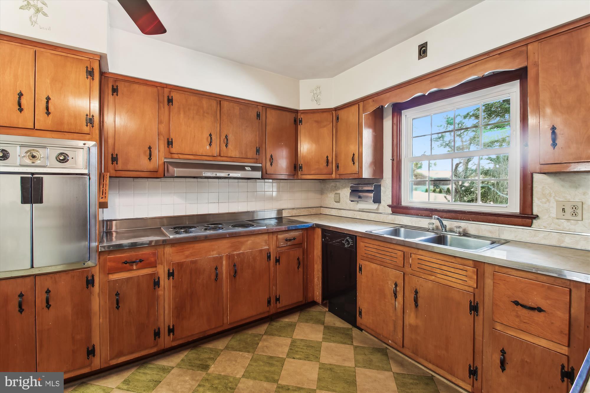 307 Ludlow Road Annapolis, MD 21401 - Photo 21 of 53 Classic Wall Oven & Cooktop and Double Sink