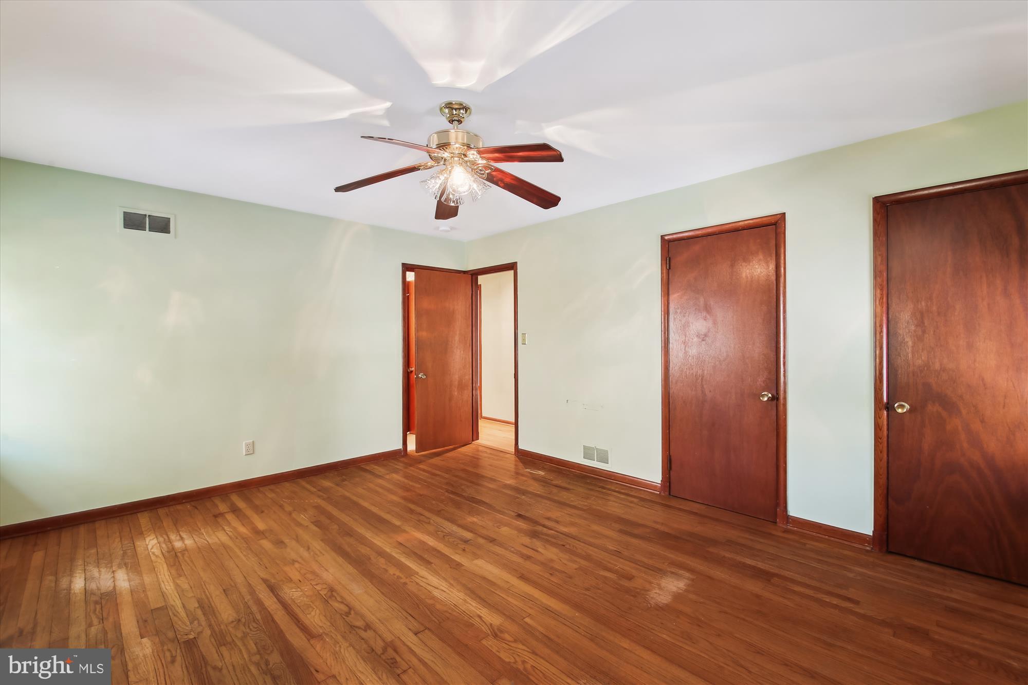 307 Ludlow Road Annapolis, MD 21401 - Photo 26 of 53 Primary Bedroom w/Wood Floors and Adjoining Bath