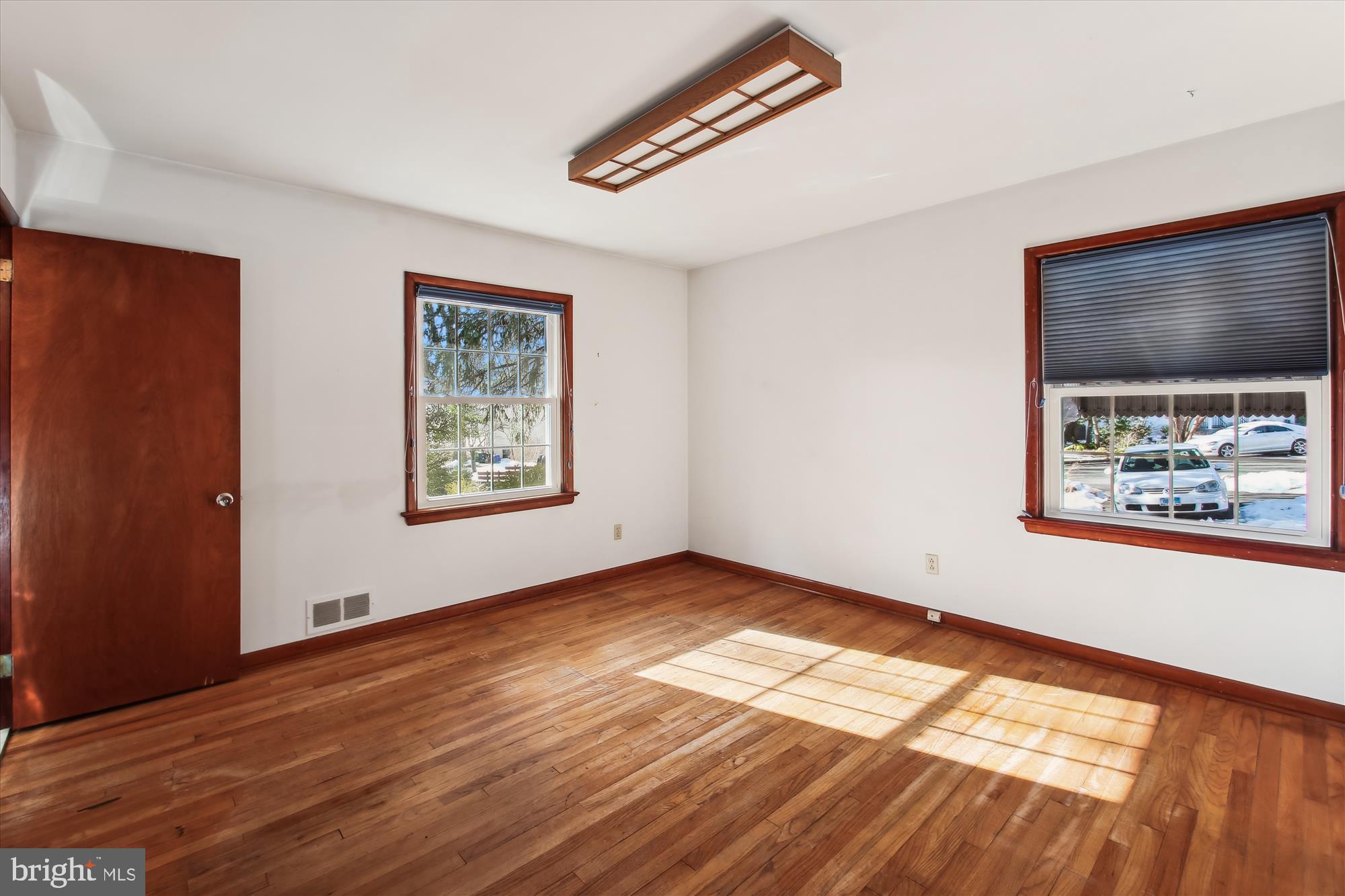 307 Ludlow Road Annapolis, MD 21401 - Photo 29 of 53 2nd Bedroom with Wood Flooring and Window Shades