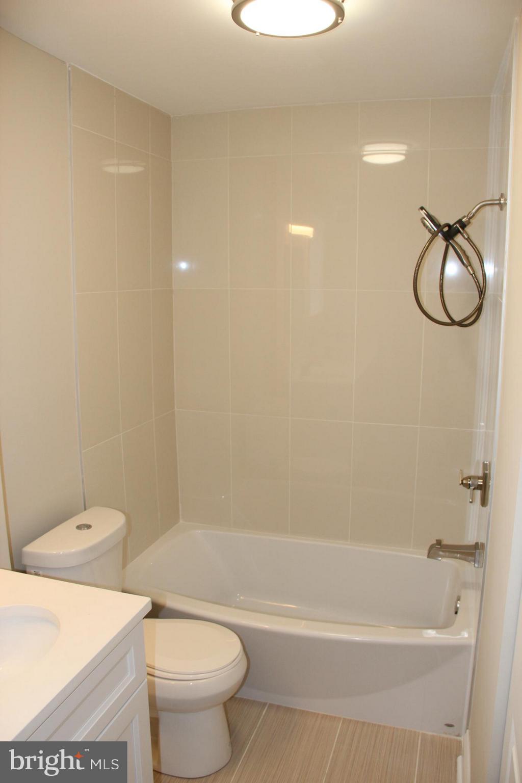 11717 Lockart Road Philadelphia, PA 19116 - Photo 29 of 40 Hall bathroom