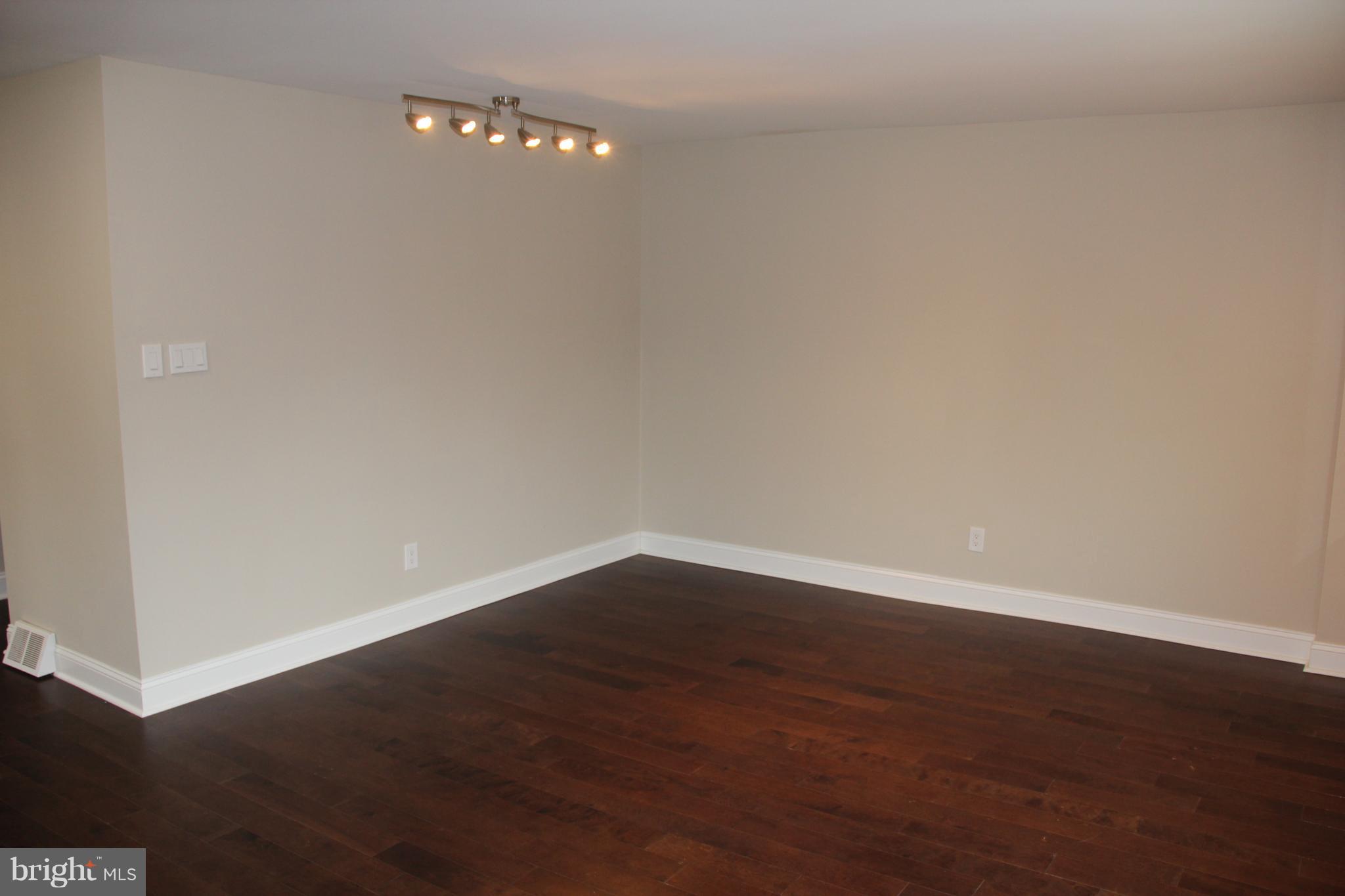 11717 Lockart Road Philadelphia, PA 19116 - Photo 33 of 40 Living room