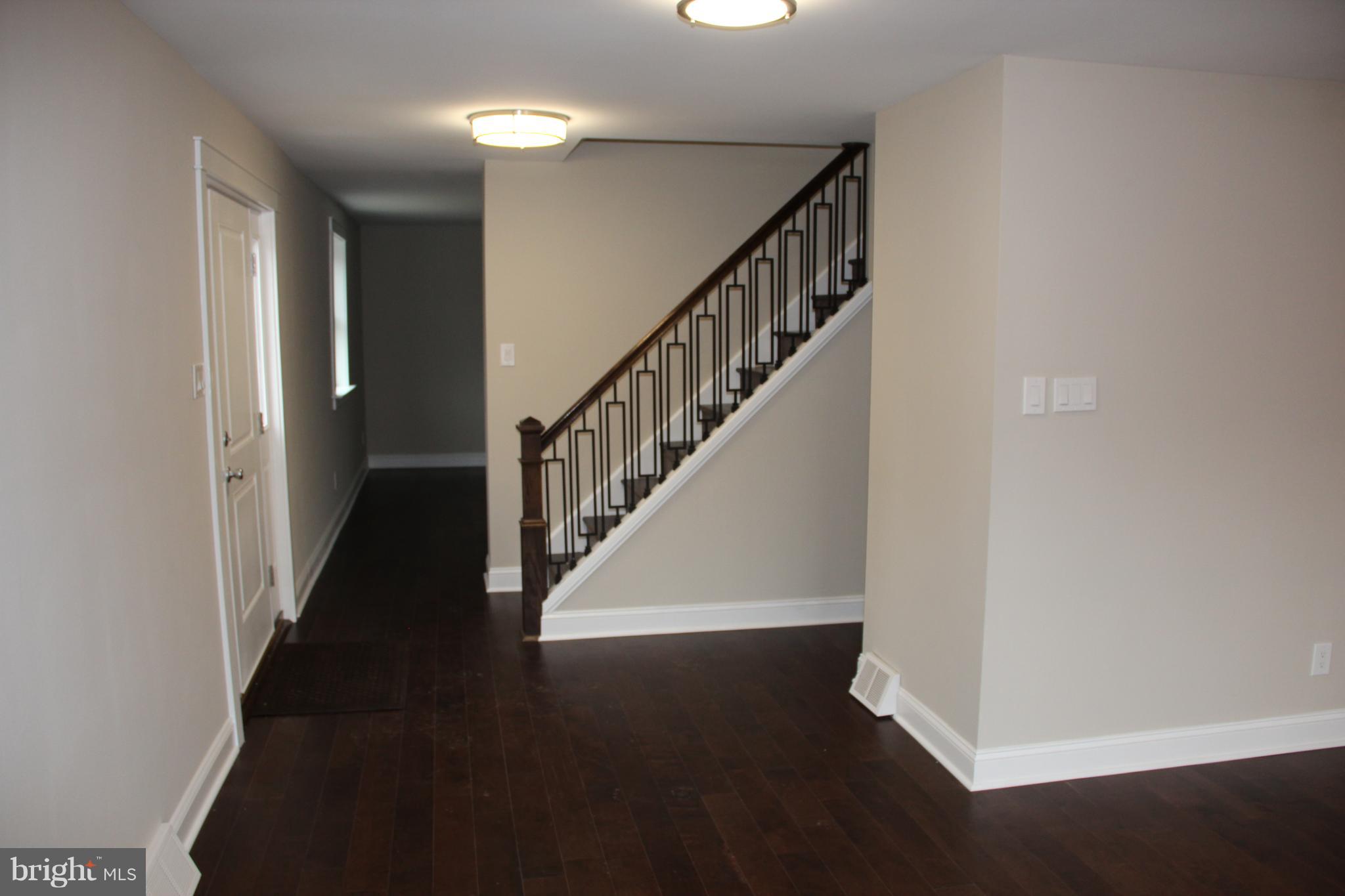 11717 Lockart Road Philadelphia, PA 19116 - Photo 34 of 40 Foyer and stairs