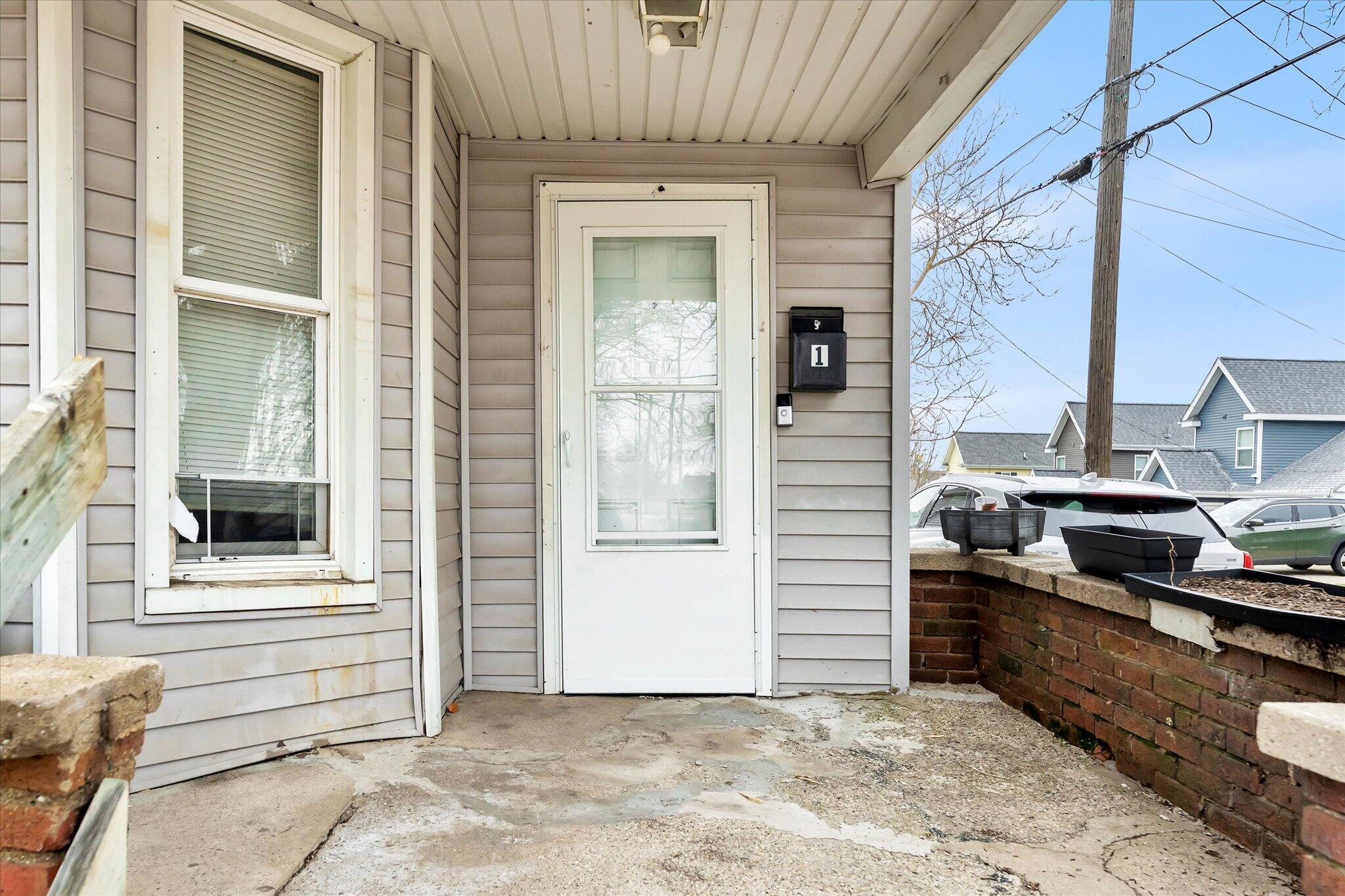 415 Graham Street Southwest Grand Rapids, MI 49503 - Photo 3 of 22 03-AIV00104-HDR