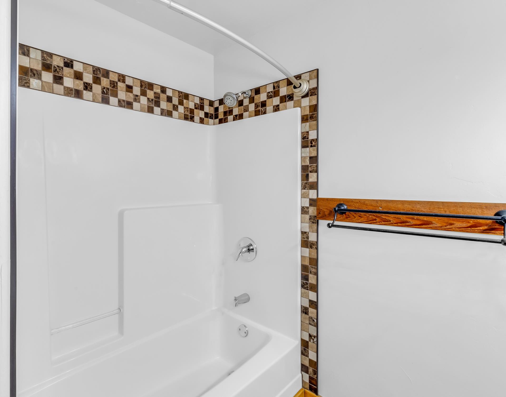 967 18 Road Fruita, CO 81521 - Photo 31 of 39 a bathroom with a bathtub and shower