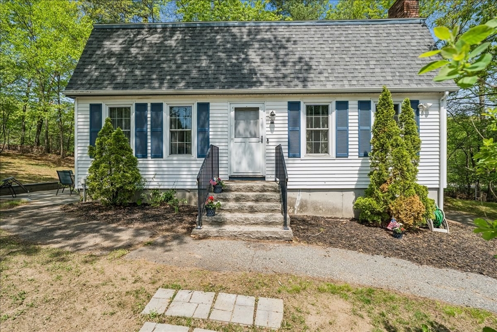 90 Comet Road Methuen, MA 01844 - Photo 2 of 34