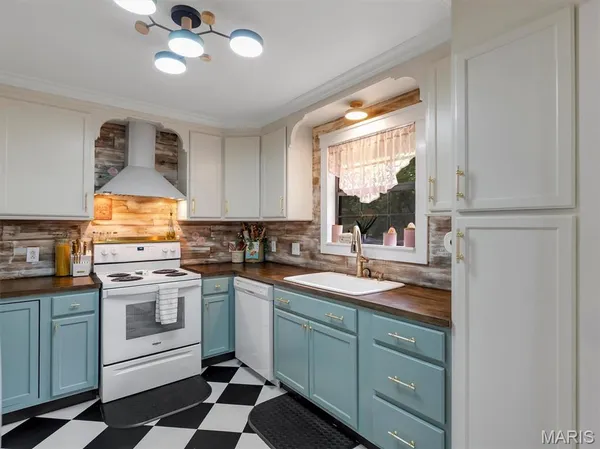 $399,999 | 575 East Villa Ridge Road, Villa Ridge, MO 63089