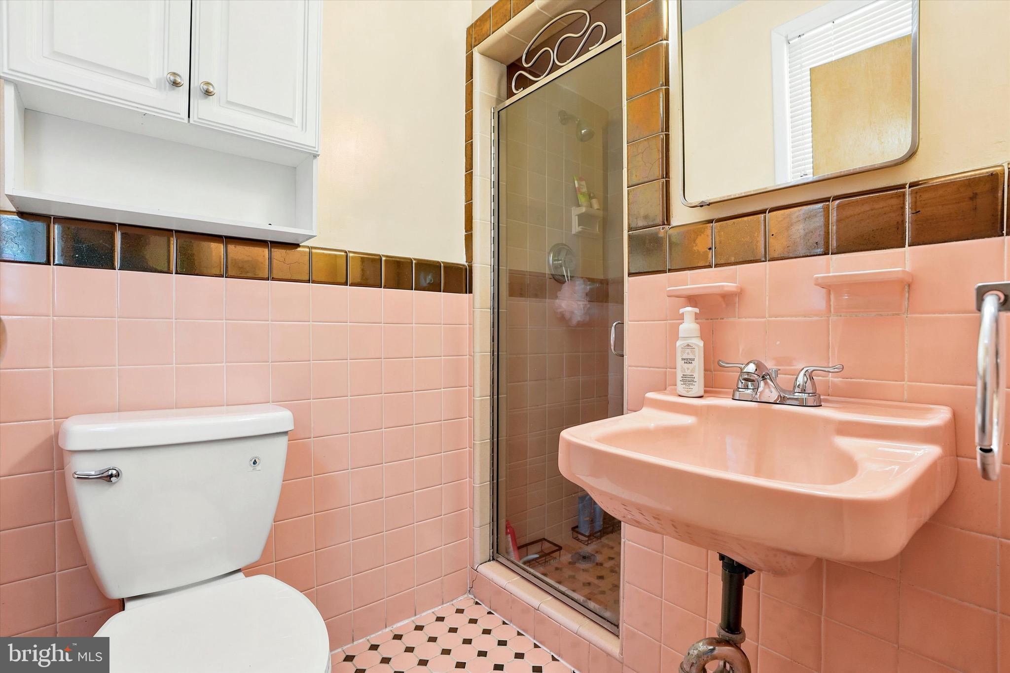 9968 Woodfern Road Philadelphia, PA 19115 - Photo 16 of 25 Bathroom in Primary Bedroom