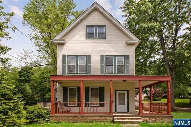 a view of a yard in front of a house