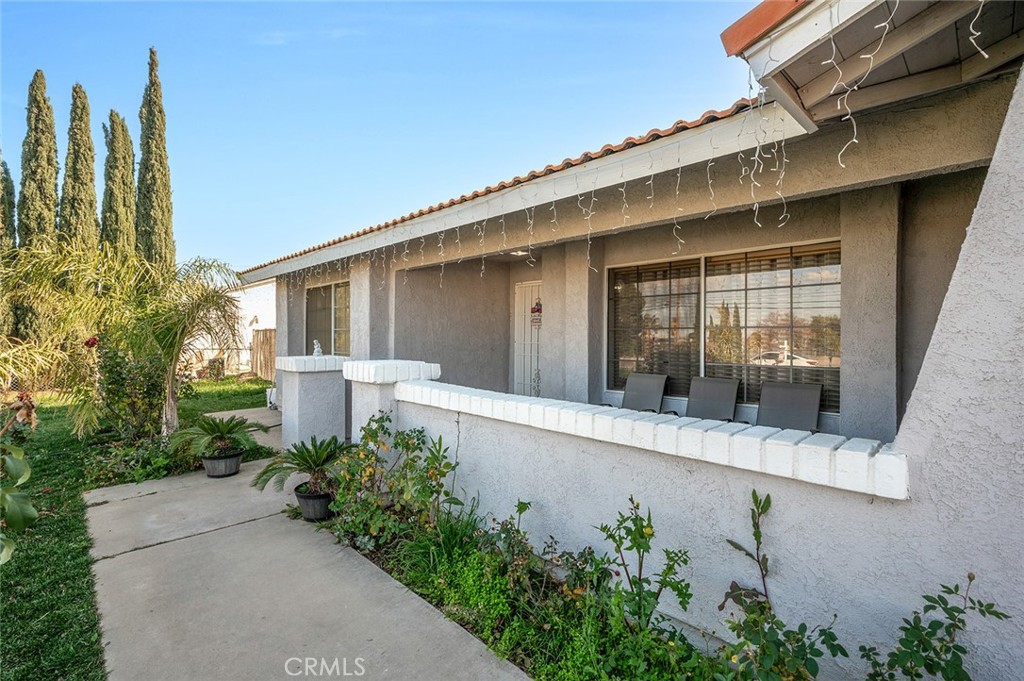 15811 Hercules Street Hesperia, CA 92345 - Photo 7 of 43 a front view of a house with a garden