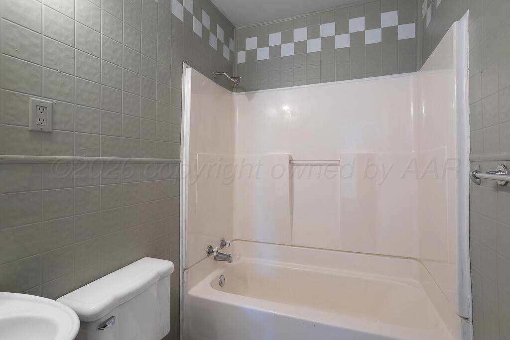 4422 South Ong Street Amarillo, TX 79110 - Photo 10 of 17 Bathroom
