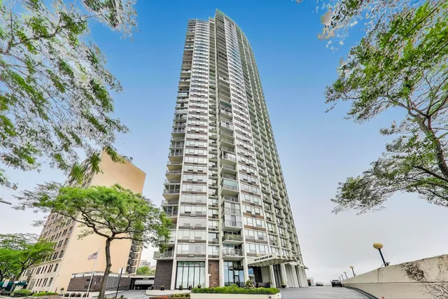 $750,000 | 940 West Glenlake Avenue, Unit 19C, Chicago, IL 60660