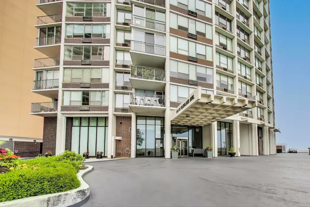 $750,000 | 940 West Glenlake Avenue, Unit 19C, Chicago, IL 60660