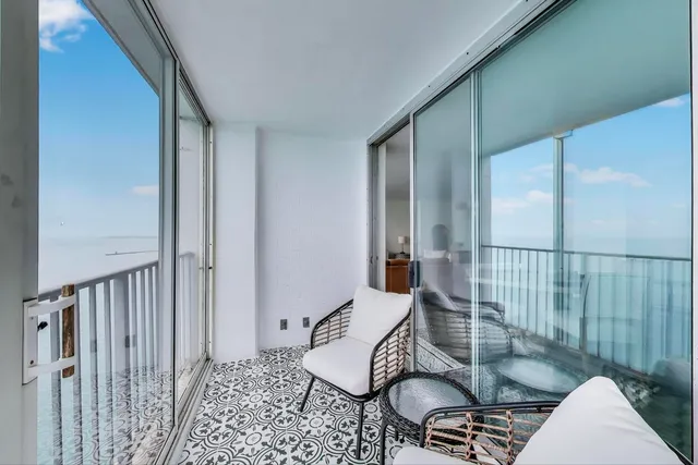 $750,000 | 940 West Glenlake Avenue, Unit 19C, Chicago, IL 60660