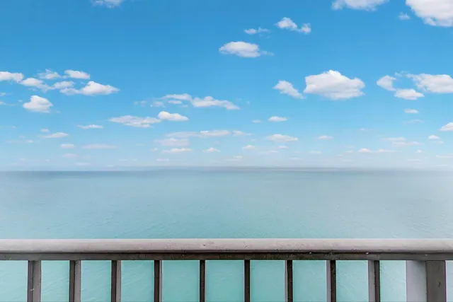 $750,000 | 940 West Glenlake Avenue, Unit 19C, Chicago, IL 60660