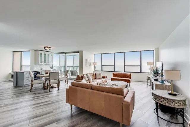 $750,000 | 940 West Glenlake Avenue, Unit 19C, Chicago, IL 60660