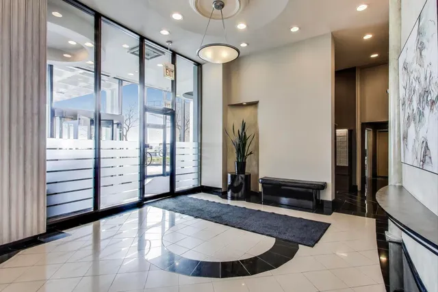 $750,000 | 940 West Glenlake Avenue, Unit 19C, Chicago, IL 60660