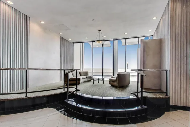 $750,000 | 940 West Glenlake Avenue, Unit 19C, Chicago, IL 60660