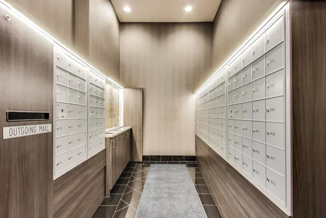 $750,000 | 940 West Glenlake Avenue, Unit 19C, Chicago, IL 60660