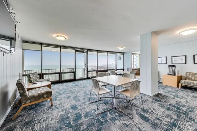 $750,000 | 940 West Glenlake Avenue, Unit 19C, Chicago, IL 60660