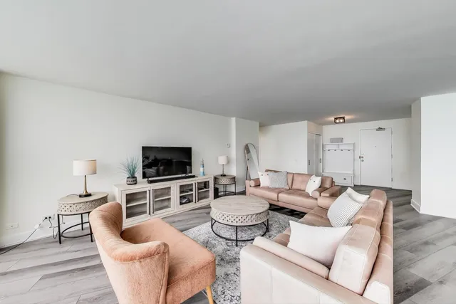 $750,000 | 940 West Glenlake Avenue, Unit 19C, Chicago, IL 60660