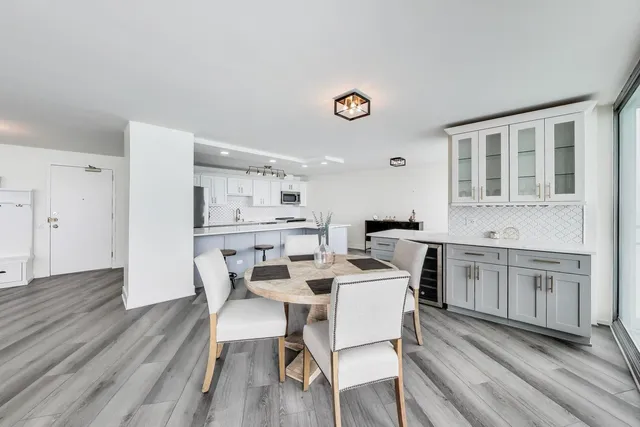 $750,000 | 940 West Glenlake Avenue, Unit 19C, Chicago, IL 60660
