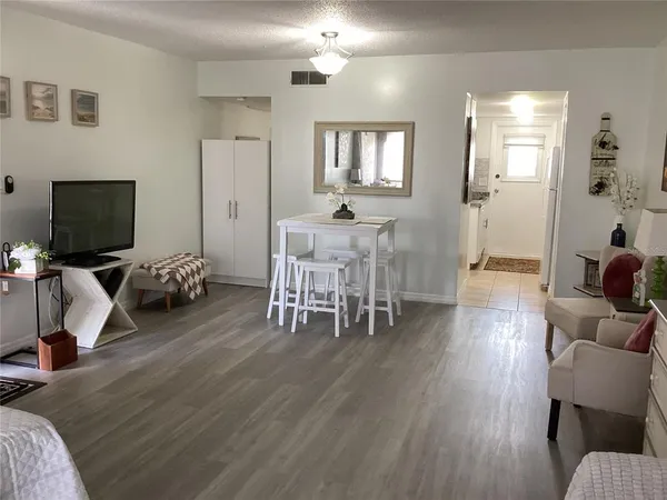 $1,300 | 7701 Starkey Road, Unit 206, Seminole, FL 33777