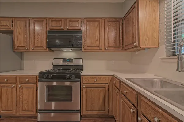 $1,850 | 1102 Fowzer Street, Taylor, TX 76574