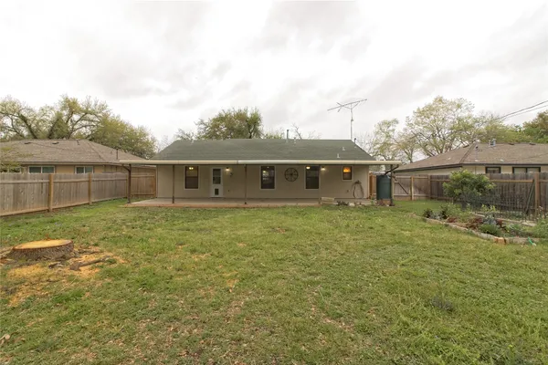 $1,850 | 1102 Fowzer Street, Taylor, TX 76574