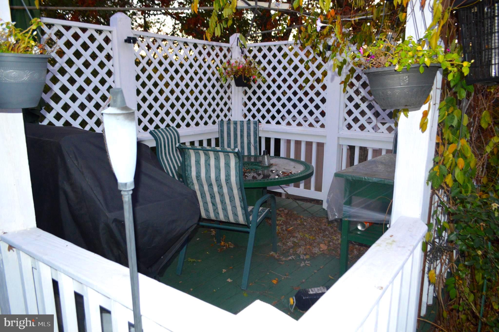 Cozy Decking for Outdoor Dining