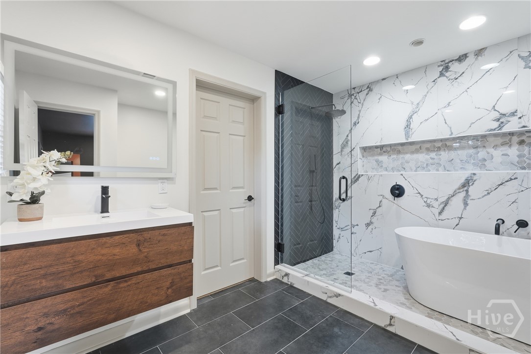 105 Carlton Road Savannah, GA 31410 - Photo 21 of 48 Master Bath
