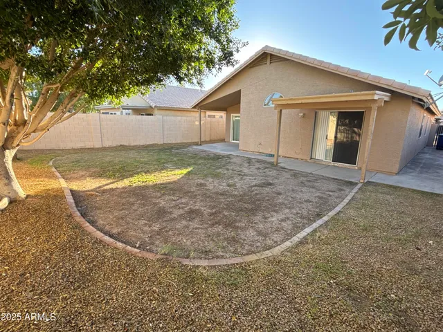 a view of a backyard