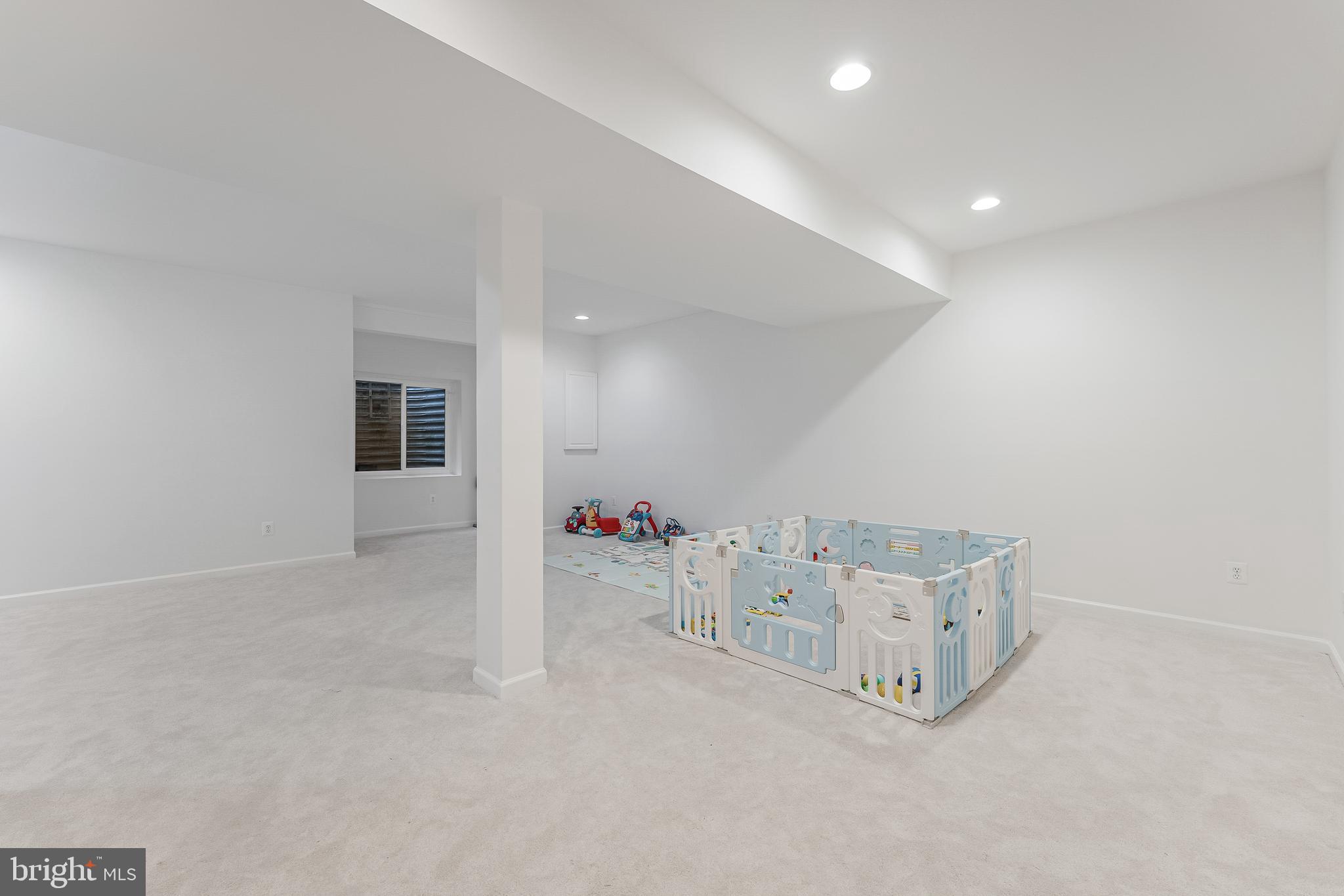 19599 Aspendale Square Ashburn, VA 20147 - Photo 43 of 56 an empty room with white walls