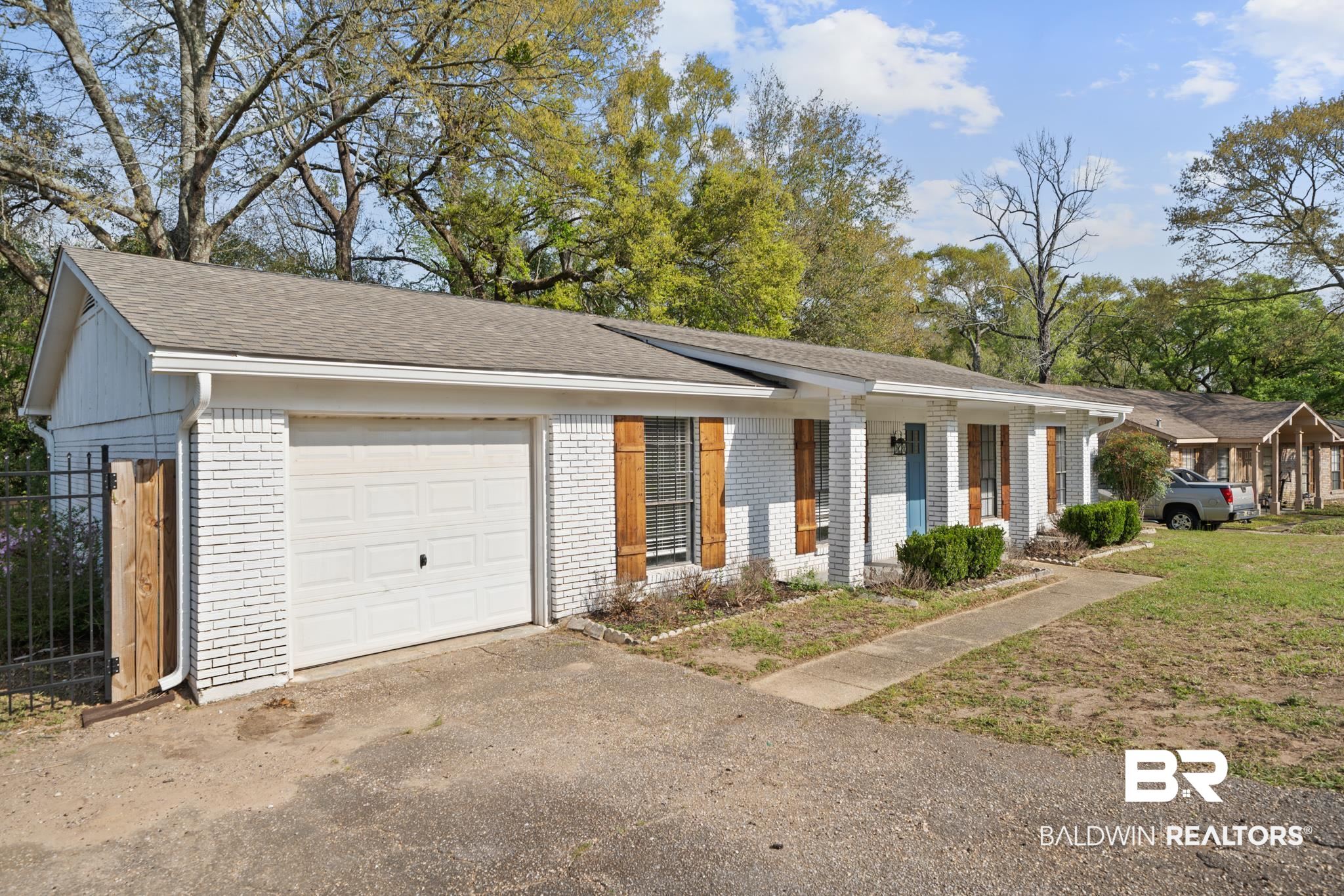 5716 Post Oak Court Mobile, AL 36609 - Photo 3 of 23 Attached Garage