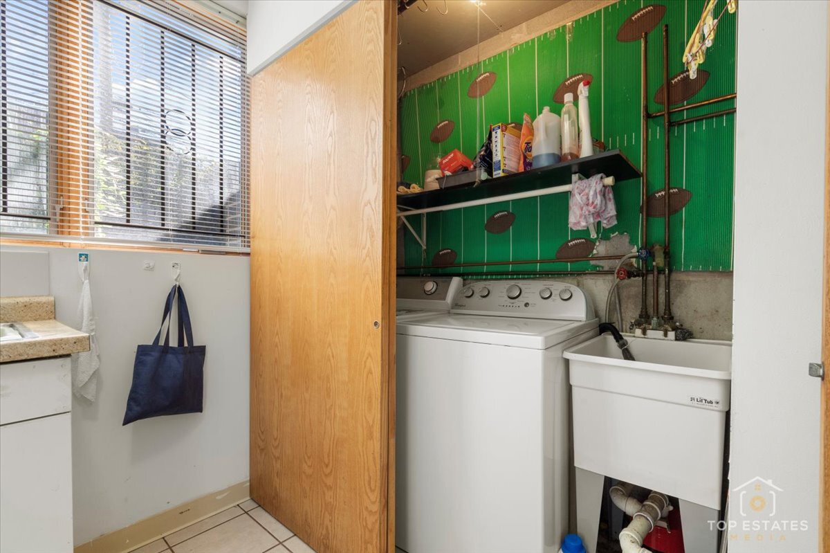 4629 South Laflin Street Chicago, IL 60609 - Photo 26 of 33 a utility room with dryer and washer