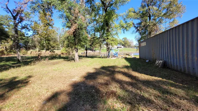 a view of back yard of the house