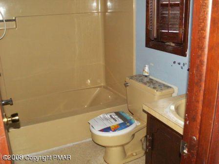 989 Canterbury Road Bushkill, PA 18324 - Photo 3 of 12 Bath 1