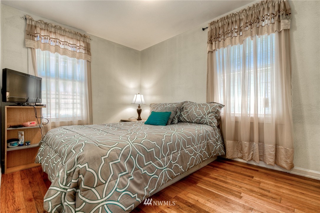11934 Renton Avenue South Seattle, WA 98178 - Photo 13 of 20 Gallery Image 13