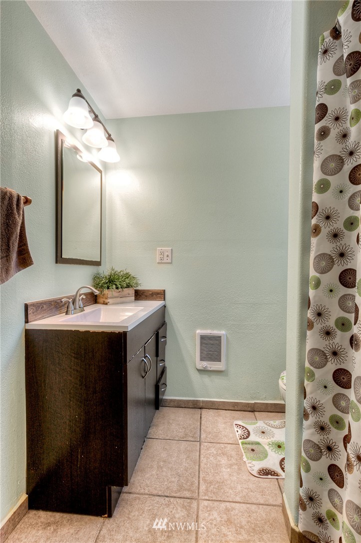 11934 Renton Avenue South Seattle, WA 98178 - Photo 14 of 20 Gallery Image 14