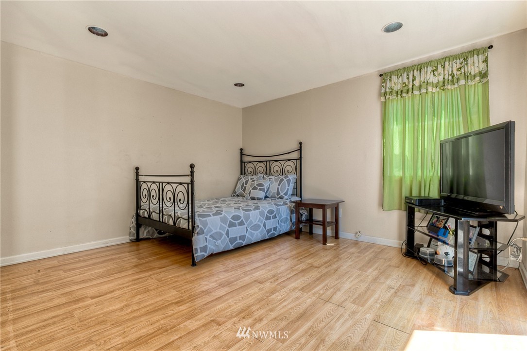 11934 Renton Avenue South Seattle, WA 98178 - Photo 17 of 20 Gallery Image 17