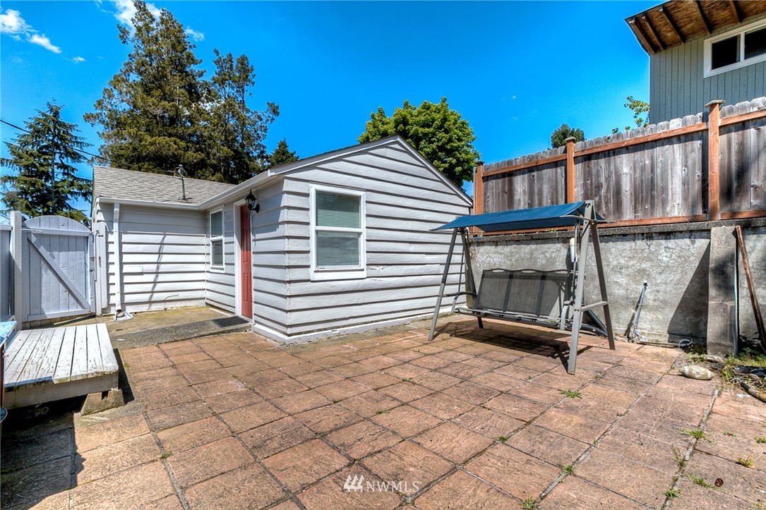 11934 Renton Avenue South Seattle, WA 98178 - Photo 3 of 20 Gallery Image 3