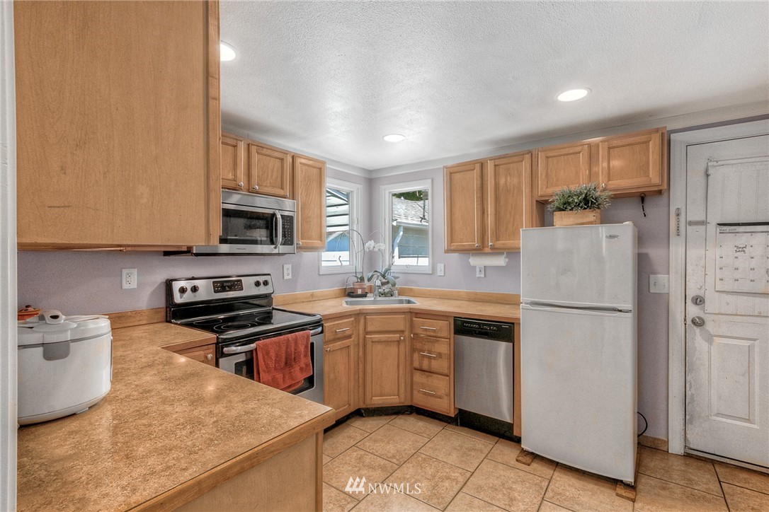 11934 Renton Avenue South Seattle, WA 98178 - Photo 5 of 20 Gallery Image 5