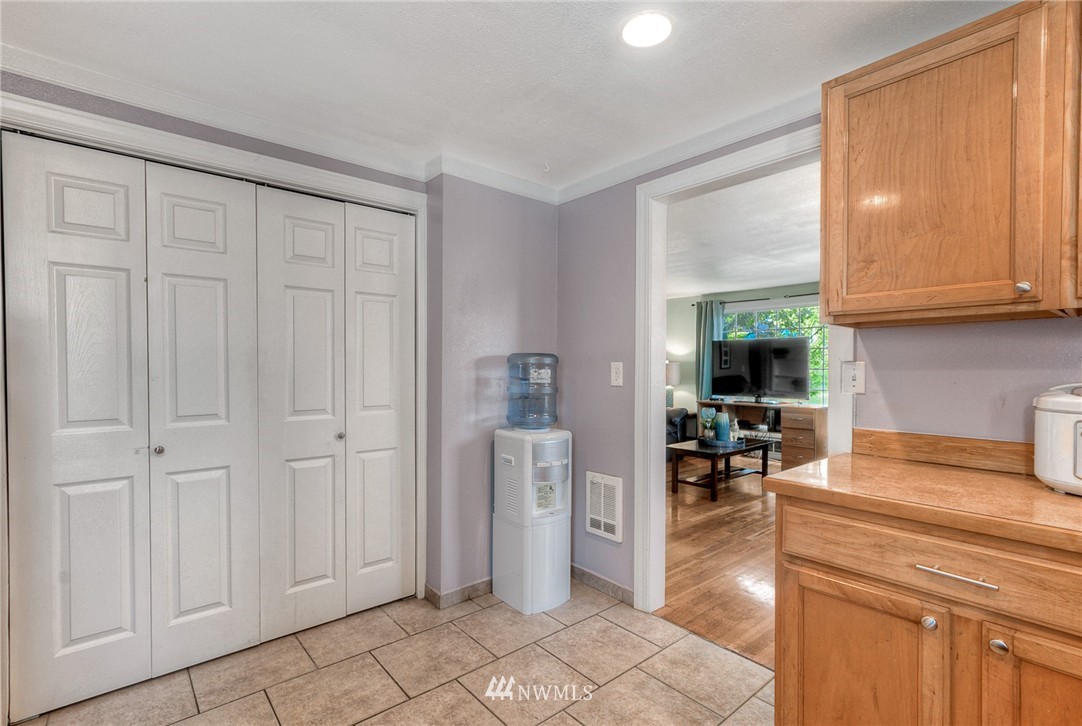 11934 Renton Avenue South Seattle, WA 98178 - Photo 7 of 20 Gallery Image 7