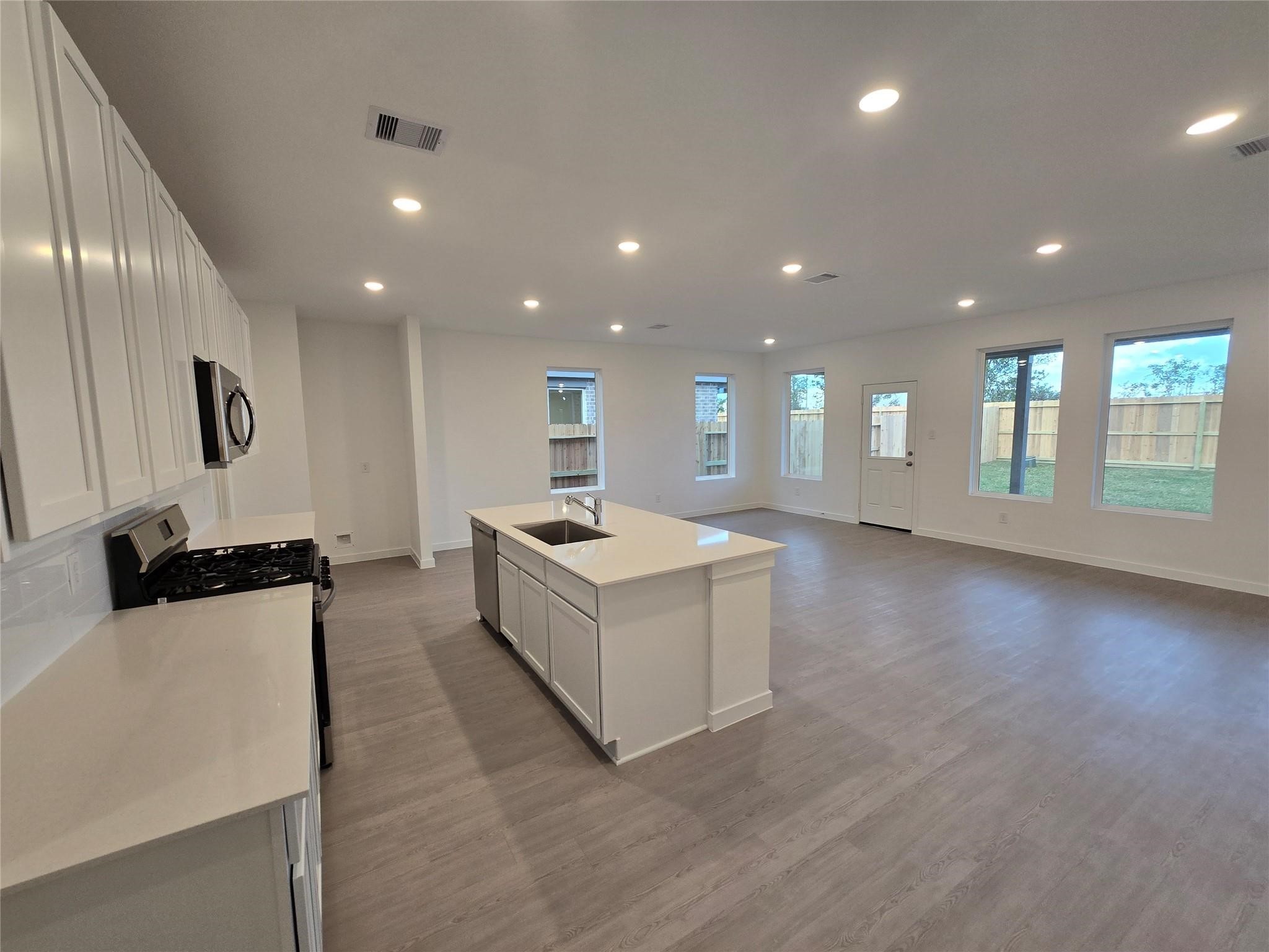 2506 Jasper Breeze Drive Rosharon, TX 77583 - Photo 2 of 17 a view of a big room with kitchen view and windows