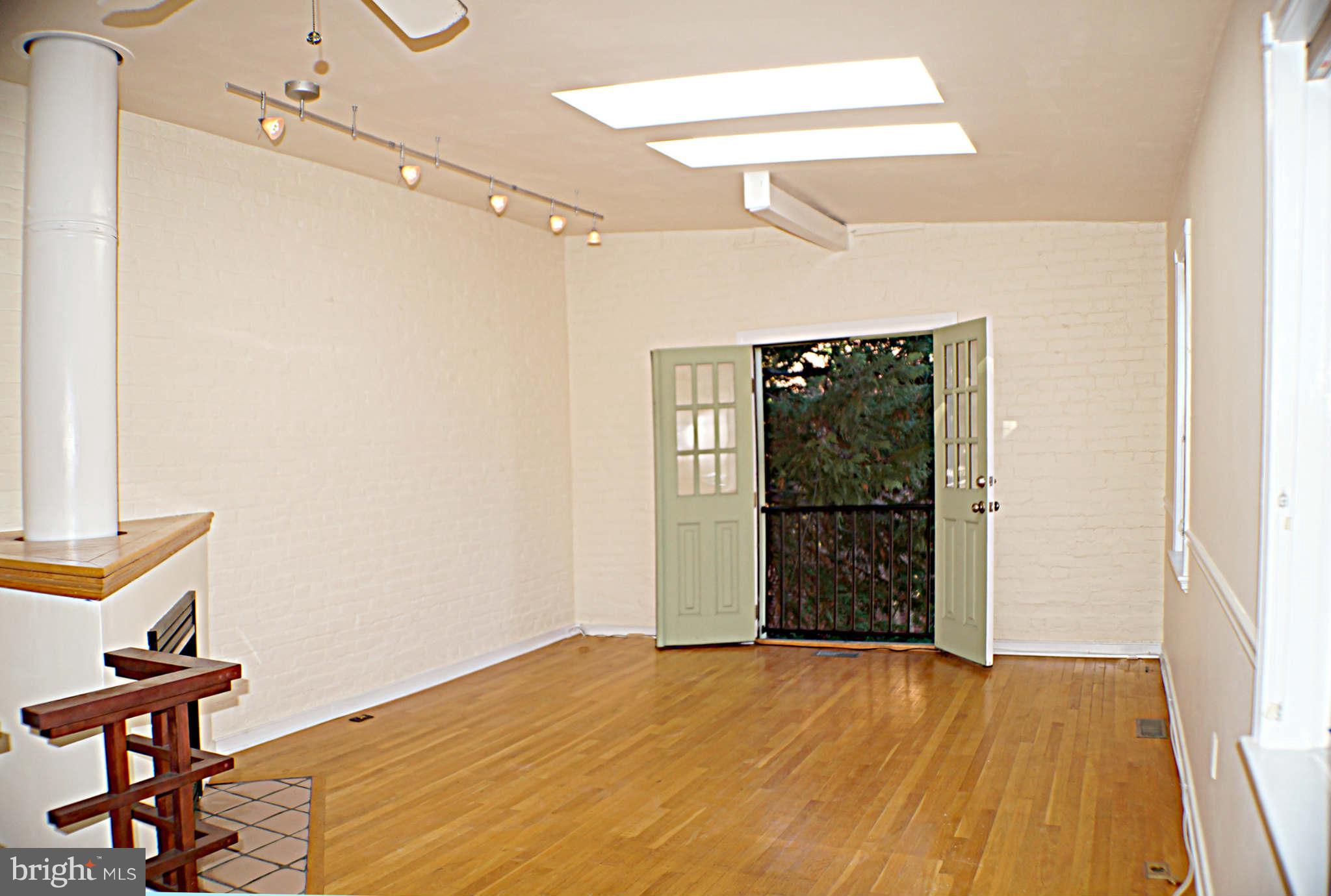 3 Library Court Southeast Washington, DC 20003 - Photo 6 of 29 Living Room