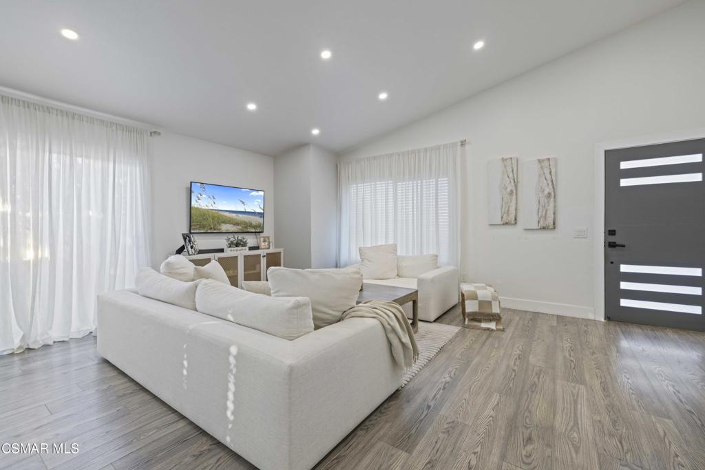 18712 Vicci Street Canyon Country, CA 91351 - Photo 4 of 38