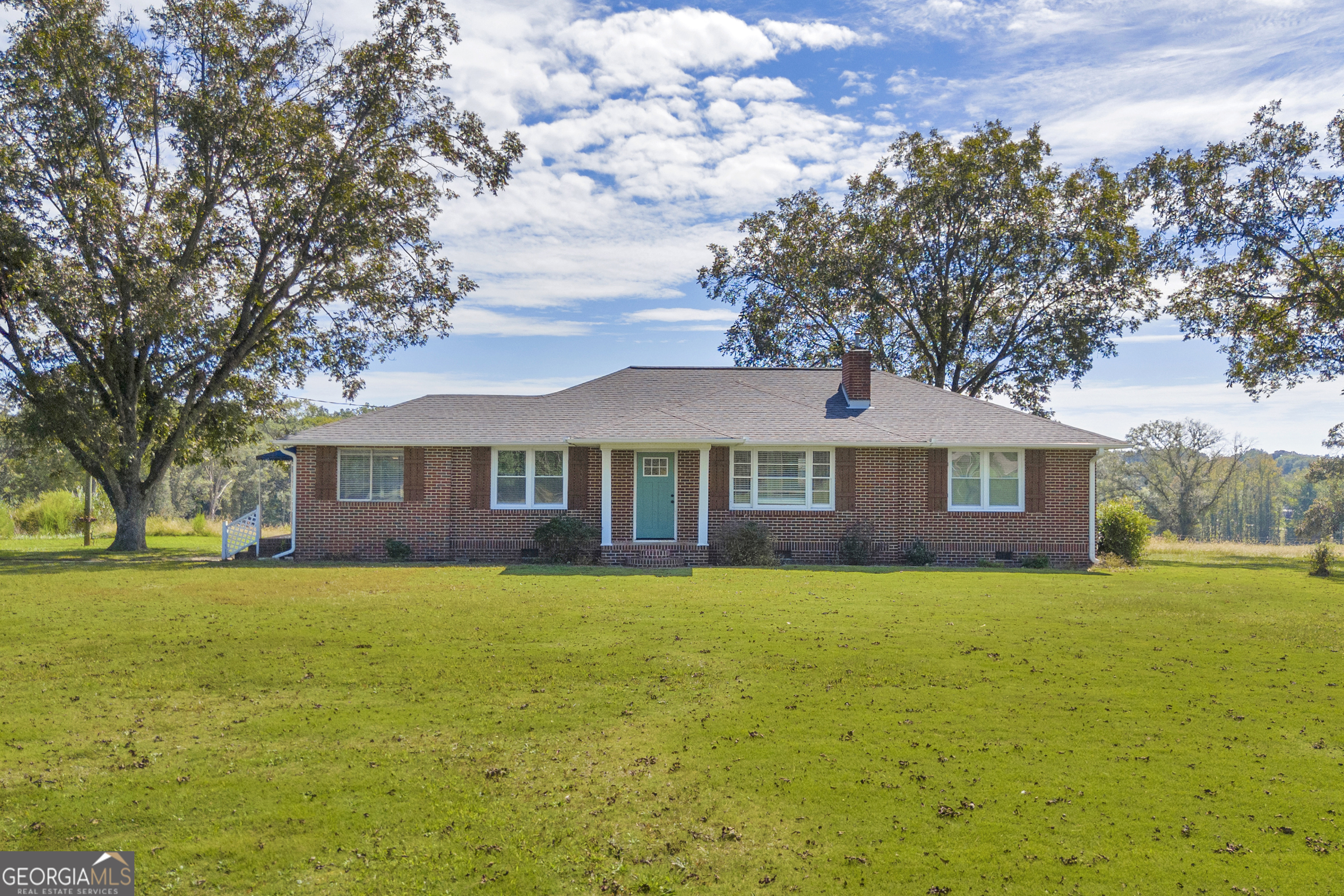 a view of a house with a big yard