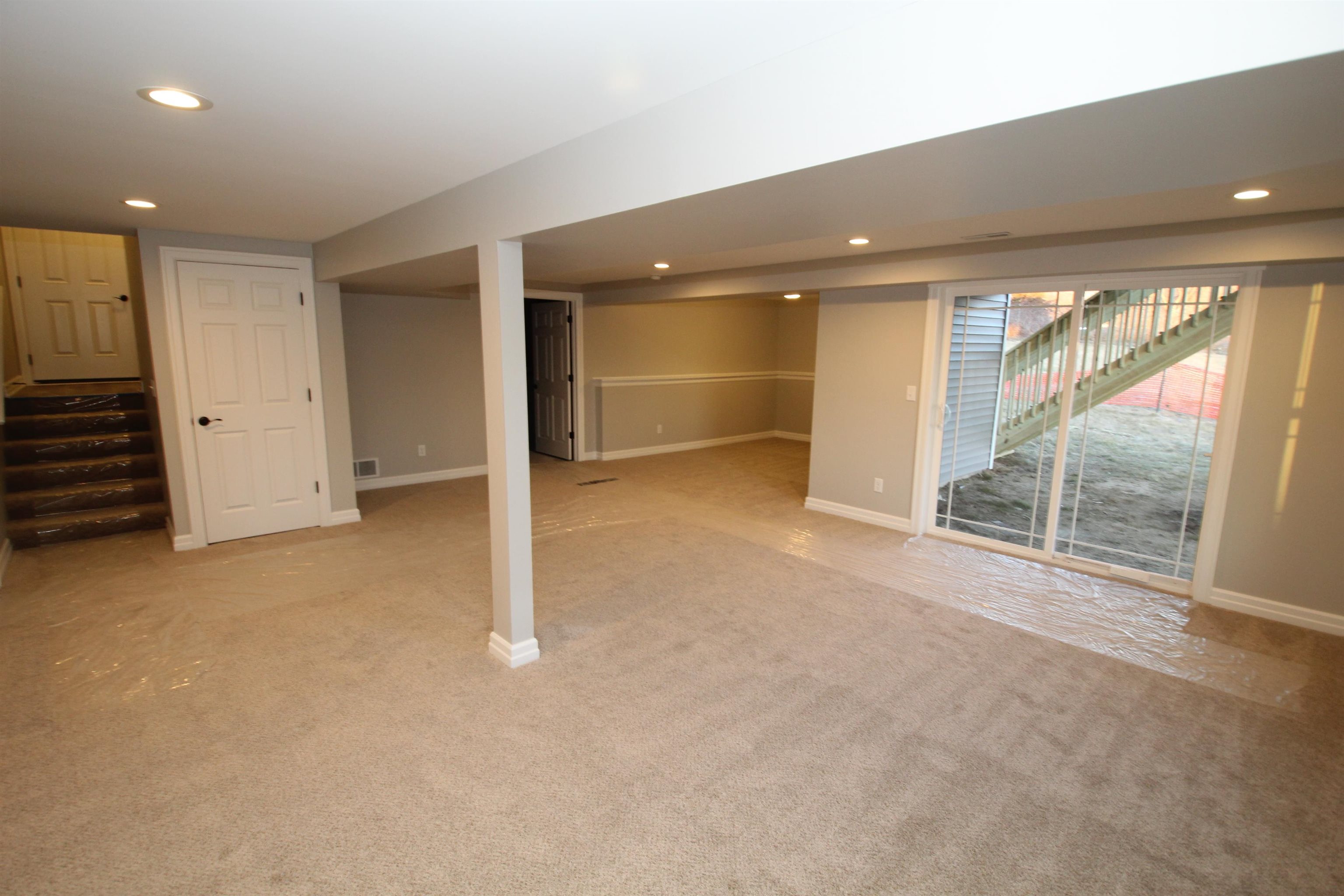 11235 Dublin Drive Roscoe, IL 61073 - Photo 17 of 20 an empty room with windows