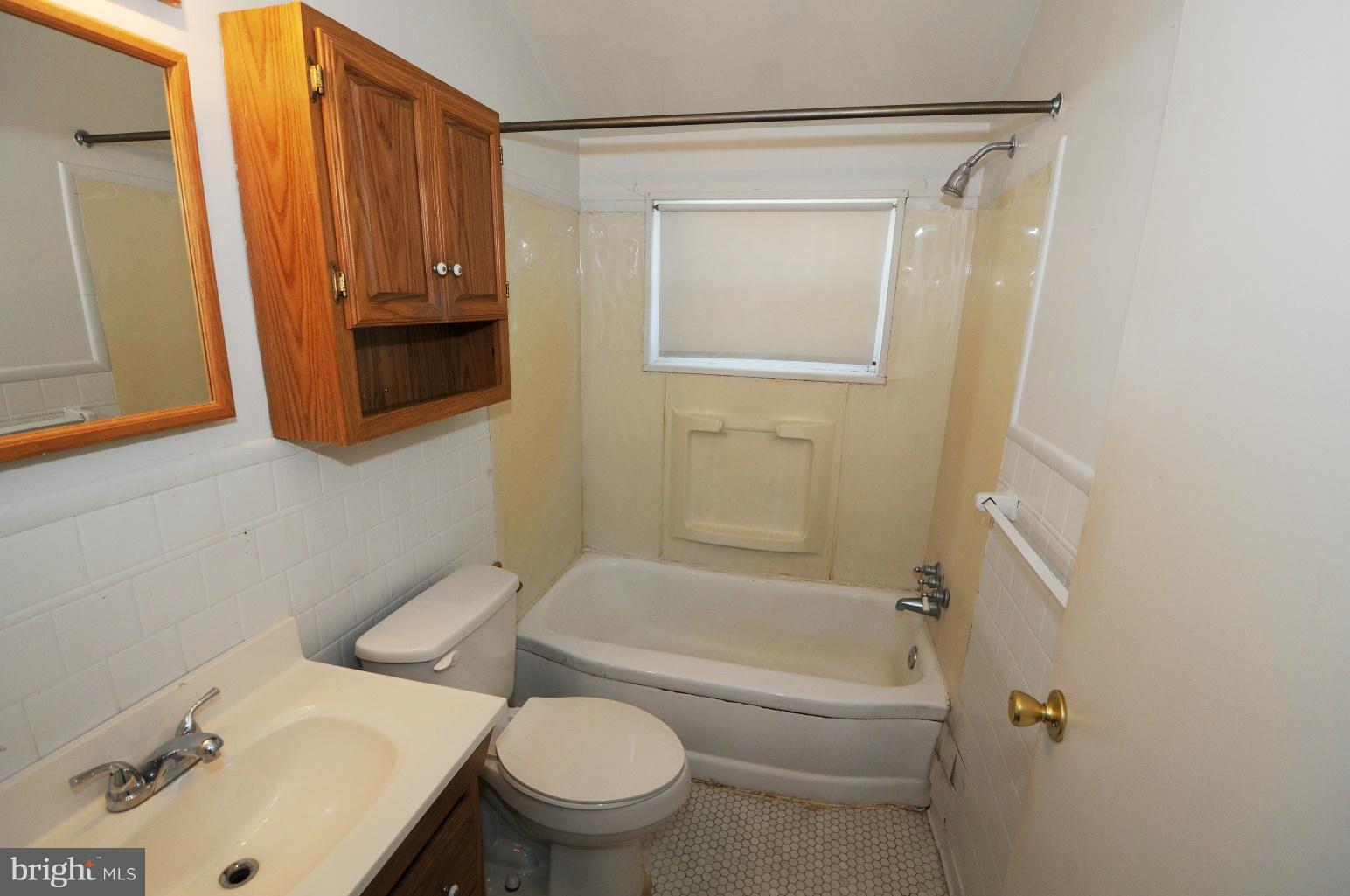 8077 Wallace Road Baltimore, MD 21222 - Photo 7 of 12 Bath