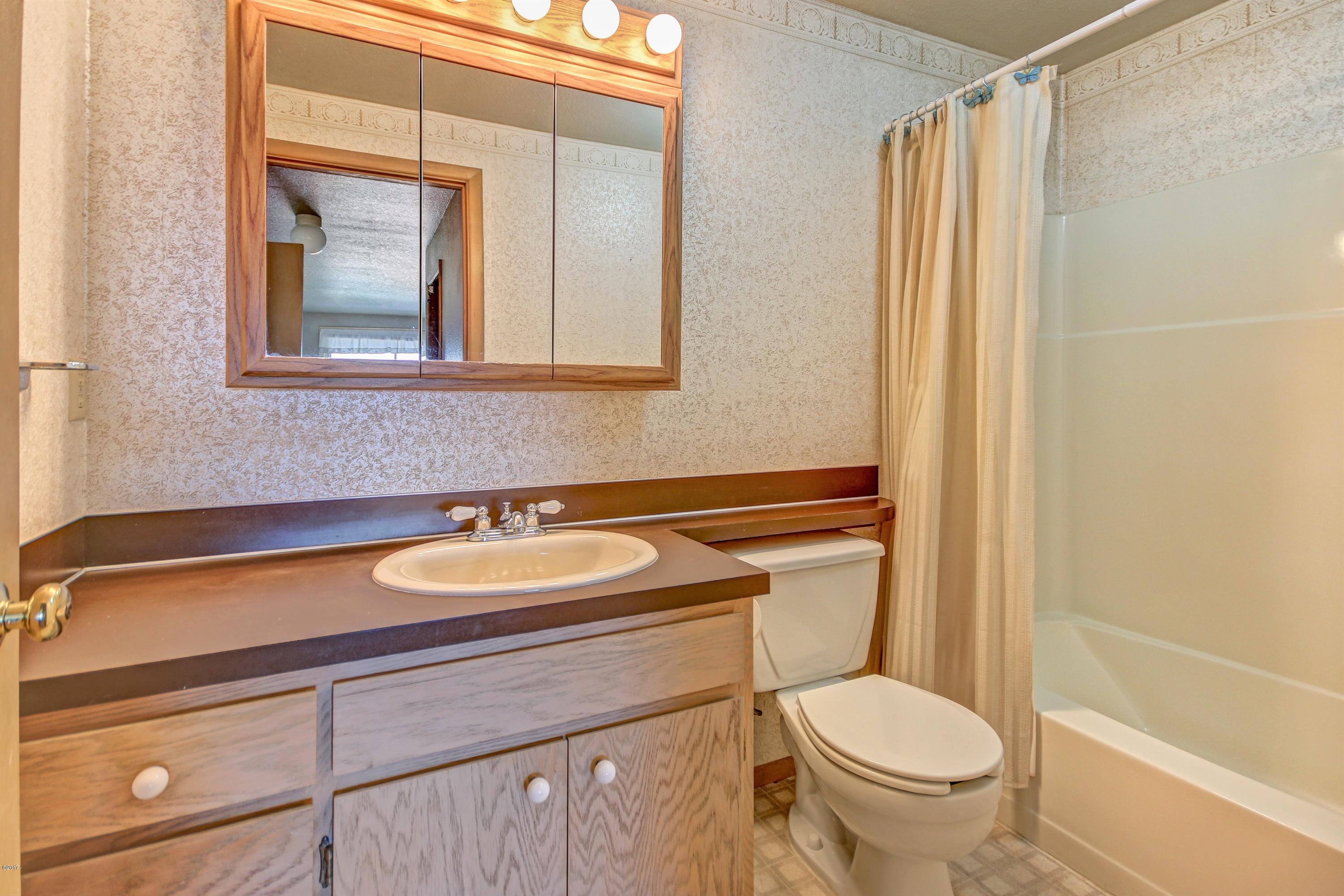 1590 Northwest Spring Street Newport, OR 97365 - Photo 16 of 23 OCI-12