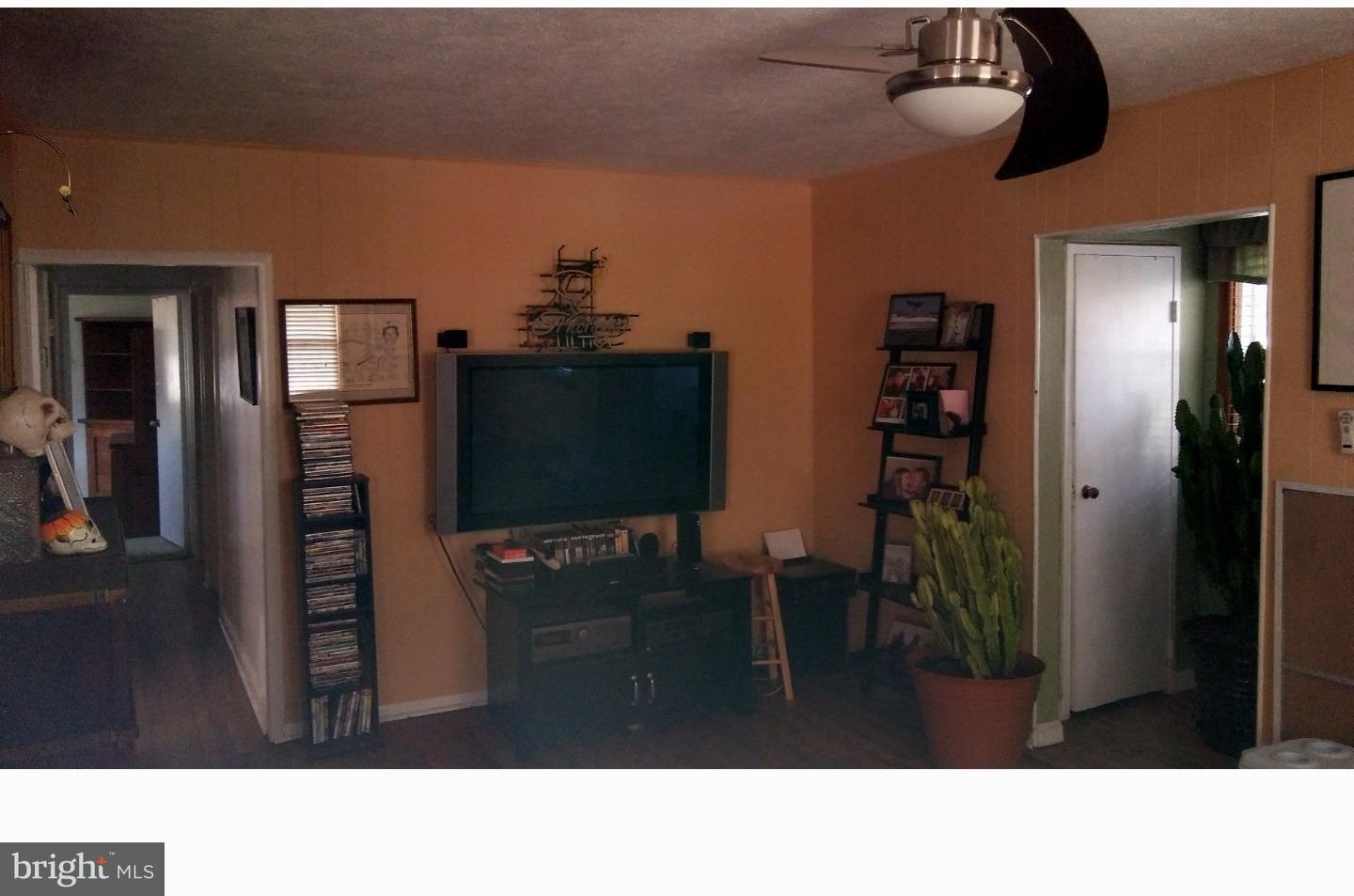 102 Lea Road New Castle, DE 19720 - Photo 2 of 7 Living Room